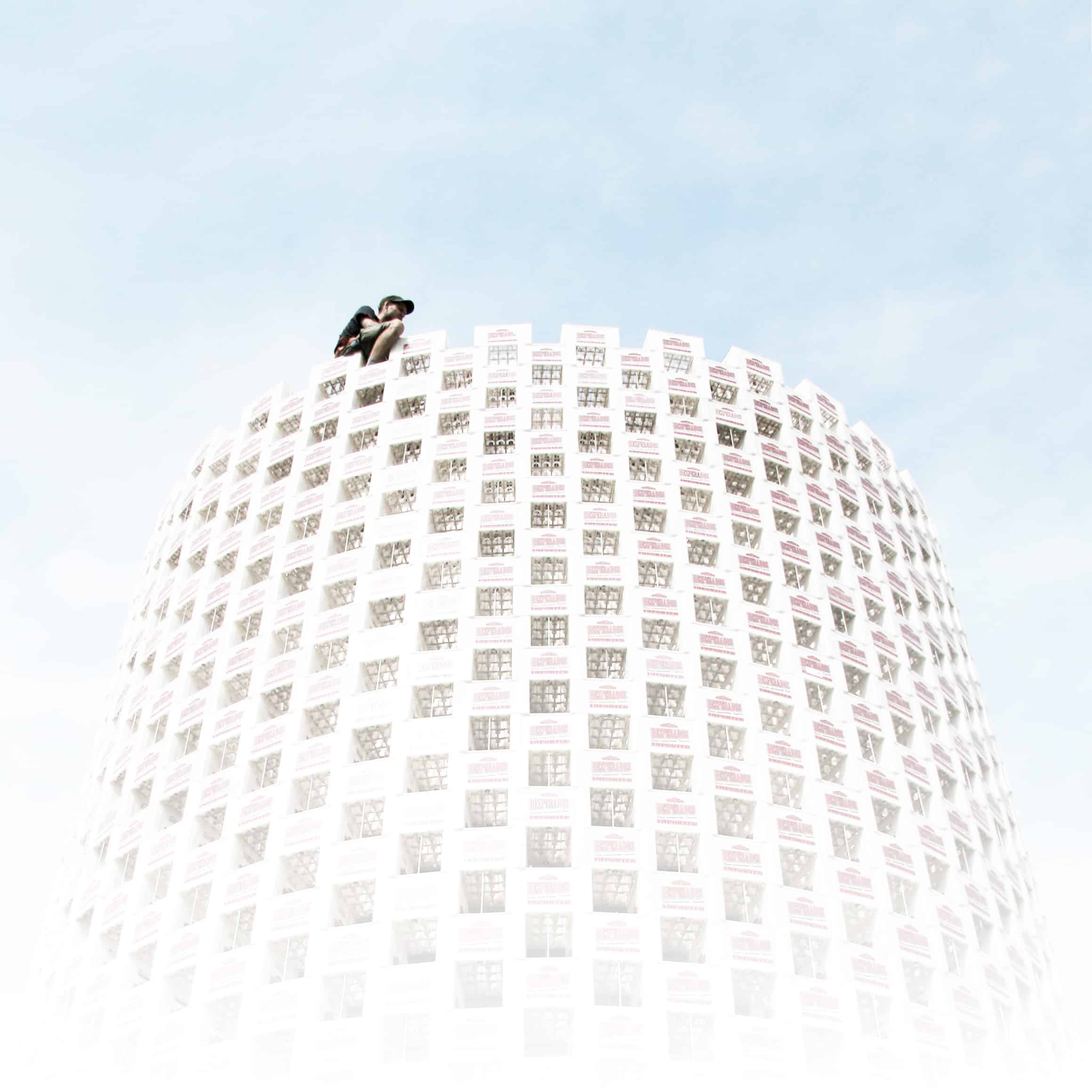Surrealistisches Bild einer Person, die auf einem kugelförmigen Gebäude sitzt, dessen Oberfläche aus vielen kleinen Fenstern besteht, vor einem hellen, fast weißen Himmel. Ein Mann sitzt auf einem zylindrischen Turm aus gestapelten Bierkästen. Ein Mann sitzt auf einem zylindrischen Turm aus gestapelten Bierkästen.