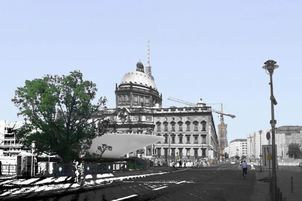 Neubau, Szenografie und Wettbewerb von KGRUPPE Architekten Basel - Das Humboldt Forum mit Kuppel im Berliner Stadtschloss während der Bauphase, davor ein Baum und eine Strasse mit Laternen.